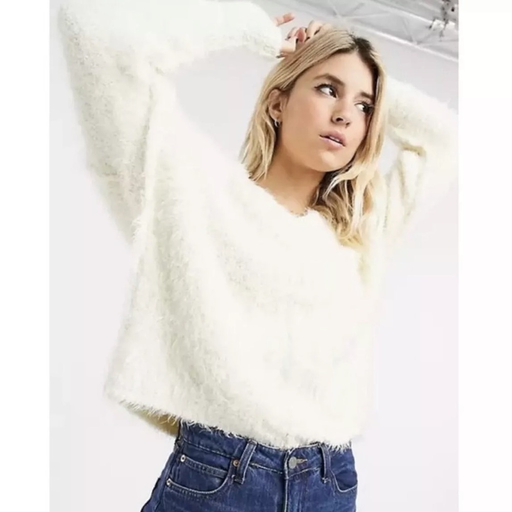 BNWT Free People Fuzzy White V-Neck Sweater Size Medium
